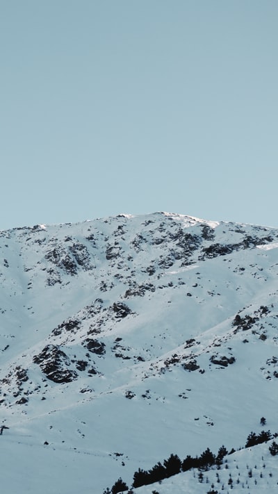 白天蓝天下的雪山